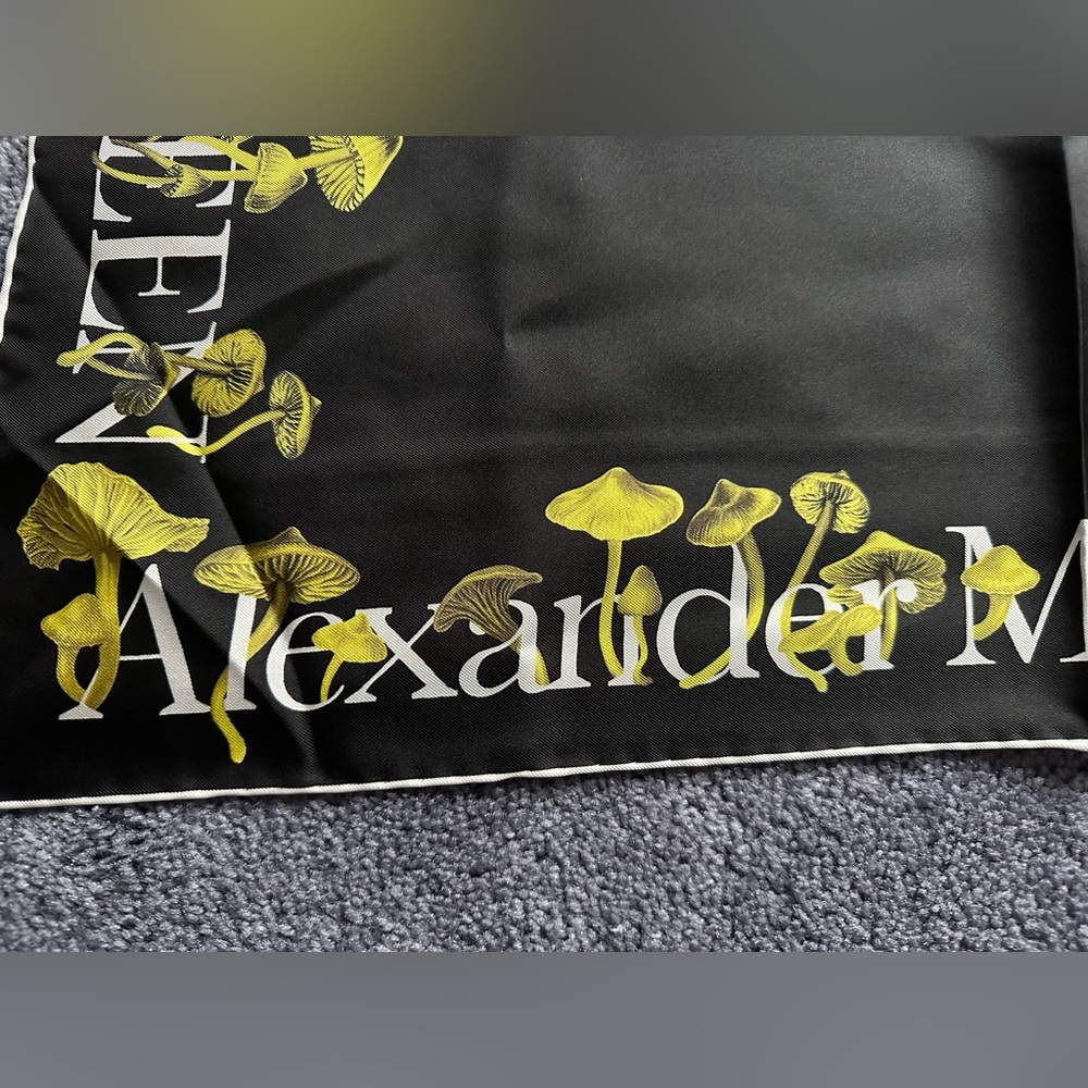 NWT 🍄 Alexander McQueen black mushroom silk square twill scarf - Picture 9 of 10